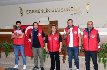 Karabağlar Belediye Başkanı Helil Kınay, DİSK Genel-İş 5 No'lu Şube'nin 1 Mayıs açıklamasına katıldı