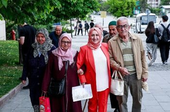 Keçiören Belediyesi bünyesinde yaş almışlara hizmet veren Gönül Köşkü Huzurevi sakinleri için sinema etkinliği düzenlendi