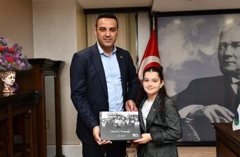 Koltuğunu 10 yaşındaki Deren'e bırakan Çiğli Belediye Başkanı Onur Emrah Yıldız; “Çocukların aydınlık zihinleri rehberimiz olacak"