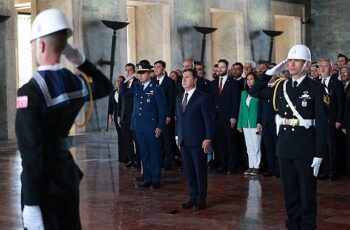 Muğla Büyükşehir Belediye Başkanı Ahmet Aras ve yeni seçilen 11 CHP'li ilçe belediye başkanı Anıtkabir'i ziyaret etti.