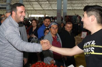 Narlıdere Belediye Başkanlığı görevine seçilen Başkan Erman Uzun, ayağının tozuyla sahaya indi