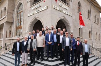 Nevşehir Belediye Başkanı Rasim Arı, 31 Mart Mahalli İdareler Seçimleri'nin ardından görevlerini sürdüren ve yeni seçilen muhtarlarla bir araya geldi