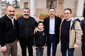 Nevşehir Belediye Başkanı Rasim Arı, bayram namazını Kurşunlu Camii'nde kılarak, namaz sonrası vatandaşlarla bayramlaştı