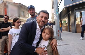 Nevşehir Belediye Başkanı Rasim Arı, Belediye Caddesi'nde esnaf ziyaretlerinde bulundu, vatandaşlarla bir araya geldi