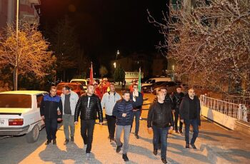 Nevşehir Belediye Başkanı Rasim Arı, gece mehter marşları ile vatandaşları sahura kaldıran mehter takımı ile birlikte vatandaşları selamladı