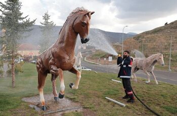 Nevşehir Belediyesi ekipleri, Ramazan Bayramı öncesinde Nevşehir Kalesi, Kayaşehir ve Meryem Ana Kilisesi çevresinde yoğun bir temizlik çalışması gerçekleştiriyor