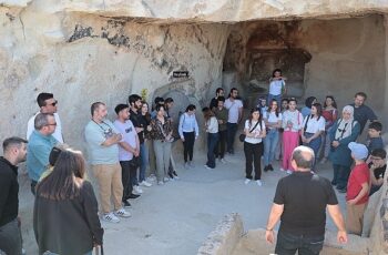 Nevşehir Hacı Bektaş Veli Üniversitesi (NEVÜ) Turizm Fakültesi öğrencileri, Kayaşehir ve Meryem Ana Kilisesi'ni gezdi