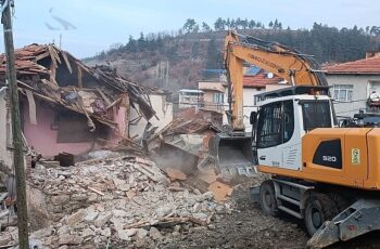 Osmangazi'de metruk bina yıkımları hız kazandı