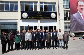 Sivas Belediyesi'nin girişinde bulunan tabela değiştirilerek T.C. ibaresi eklendi