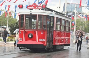 Taksim ve İstiklal Caddesi'nin simgelerinden nostaljik tramvayın yerine elektrik enerjisi ile çalışan bataryalı tramvay geliyor