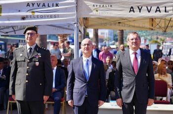 172. Alay Komutanı Yarbay Ali Çetinkaya'nın Ayvalık'ta ilk kurşun atışının 105. yıl dönümü anısına Cumhuriyet Meydanı'nda çelenk koyma töreni ardından Alibey (Cunda) Adası'nda Ali Çetinkaya büstüne çiçek bırakıldı