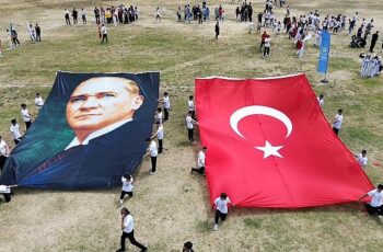 "19 Mayıs Atatürk'ü Anma Gençlik ve Spor Bayramı" Burhaniye'de çelenk töreni ve kutlama programı etkinlikleriyle başladı