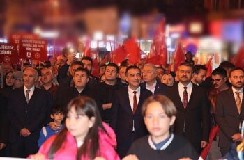 747. Türk Dil Bayramı ve Yunus Emre'yi Anma Etkinlikleri kapsamında gerçekleştirilen fener alayı yürüyüşü büyük coşkuyla yapıldı