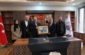 AK Parti Kocaeli İl Başkanı Dr. Şahin Talus ve Cumhurbaşkanlığı Etik Kurulu üyesi, önceki dönemler Kocaeli Büyükşehir Belediye Başkanı  İbrahim Karaosmanoğlu Başkan Erol Ölmez'i ziyaret etti