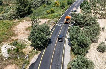 Aydın Büyükşehir Belediyesi, kente yeni yollar kazandırmak ve mevcut yolları yenilemek için çalışmalarına hız kesmeden devam ediyor