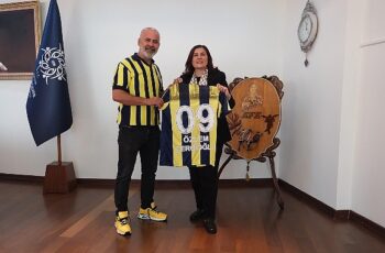 Aydın Fenerbahçeliler Derneği Başkanı Hayrettin Dincil Aydın Büyükşehir Belediye Başkanı Özlem Çerçioğlu'na nezaket ziyaretinde bulundu