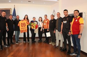 Aydın Galatasaray Taraftarlar Derneği Başkanı Fevzi Eryalçın Aydın Büyükşehir Belediye Başkanı Özlem Çerçioğlu'na nezaket ziyaretinde bulundu