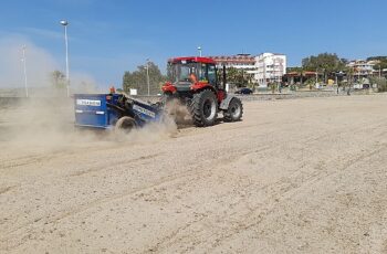 Ayvalık Belediyesi Temizlik İşleri Müdürlüğü bünyesindeki ekipler, şehrin turist akınına uğradığı yaz ayları öncesinde temizlik çalışmalarına devam ediyor