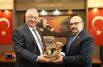 Balıkesir Valisi İsmail Ustaoğlu, Edremit Belediye Başkanı Mehmet Ertaş'ı ziyaret etti