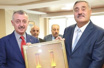 Başkan Büyükakın, Erzurumlular Vakfı Başkanı Ahmet Önal ve Kars-Ardahan-Iğdır Vakfı Başkanı İsa Bozkurt ile yönetimlerini makamında konuk etti