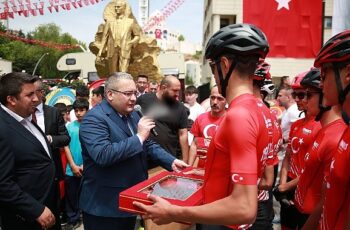 Başkan Özarslan Samsun'dan Gelen Türk Bayrağını ve Toprağı Teslim Aldı