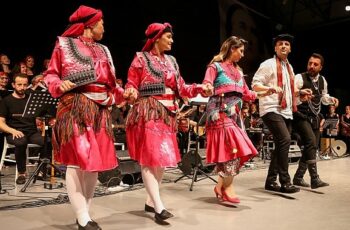 Bornova'da Halk Dansları Festivali