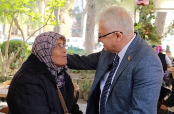 Burhaniye Belediye Başkanı Ali Kemal Deveciler, sosyal belediyecilik anlayışı ile yürüttüğü çalışmalara hız kesmeden devam ediyor