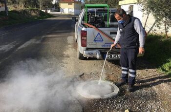 Burhaniye Belediyesi Sağlık İşleri Müdürlüğü İlaçlama Birimi Ekipleri, havaların ısınmasıyla sivrisinek ve karasinek larva mücadelesini hızlandırdı