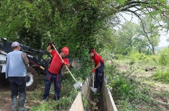 Büyükşehir, Bayraktar'da tarımsal sulama kanallarını temizledi