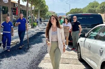 Çeşme Belediyesi Fen İşleri Müdürlüğü, ilçenin dört bir yanında yol bakım, onarım ve yenileme çalışmalarına hız kesmeden devam ediyor