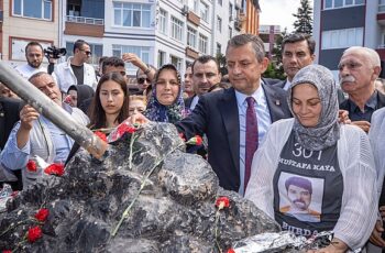 CHP Genel Başkanı Özgür Özel ve İzmir Büyükşehir Belediye Başkanı Dr. Cemil Tugay Soma'da maden şehitlerinin aileleriyle buluştu