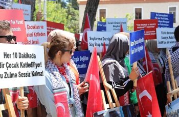 Dokuz Eylül Üniversitesi (DEÜ) öğrencileri, Gazze'de İsrail'in sivillere yönelik sürdürdüğü ölümcül saldırılara karşı bir kez daha harekete geçti