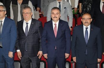 Edremit Belediye Başkanı Mehmet Ertaş, Balıkesir Valisi İsmail Ustaoğlu'nun katılımıyla düzenlenen Edremit Muhtarlar Buluşması'na katıldı