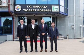 Geyve Belediye Başkanı Selçuk Yıldız Sakarya Ticaret Borsası Başkanı Mustafa Genç'i ziyaret ederek görüşmeler gerçekleştirdi