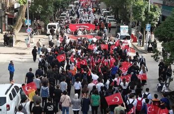 İnegöllü Gençler 19 Mayıs Coşkusunu Sokaklara Taşıdı