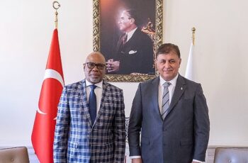 İzmir Büyükşehir Belediye Başkanı Dr. Cemil Tugay, Güney Afrika'nın Cape Town Belediyesi'nden üst düzey heyeti ağırladı