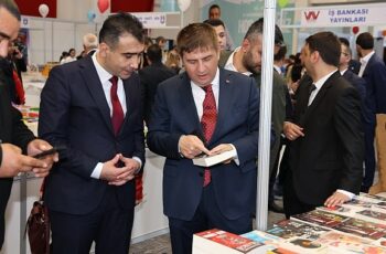 Karaman Belediyesi tarafından bu yıl 4.'sü düzenlenen Kitap Günleri, kapılarını kitapseverlere açtı