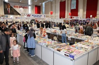 Karaman Belediyesi'nin bu yıl 10-19 Mayıs tarihlerinde düzenlediği 4. Karaman Kitap Günleri, kitapseverlerin yoğun ilgisiyle devam ediyor