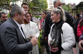 Keçiören Belediye Başkanı Dr. Mesut Özarslan ve eşi Filiz Özarslan Anneler Günü'nü kutladı