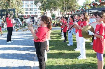 Kemer Belediyesi Gençlik Orkestrası'ndan mini konser