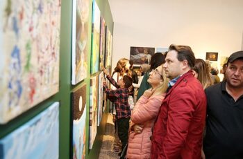 Küçükçekmece'de sanat eğitimi veren Görsel Sanatlar Öğretmeni Fadime Yücel ve öğrencilerinin &apos;İzler' sergisine ev sahipliği yaptı