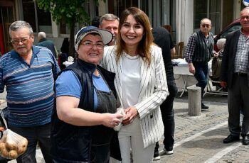 Malkara Belediye Başkanı Nergiz Karaağaçlı Öztürk, Anneler Günü etkinlikleri çerçevesinde Şehitlik Caddesi'nde düzenlenen Kadın Emeği Pazarı'nı ziyaret etti