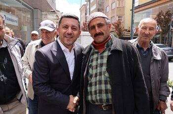 Nevşehir Belediye Başkanı Rasim Arı, Belediye Caddesi'ndeki esnaflarla kahvaltıda bir araya geldi