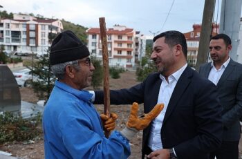 Nevşehir Belediye Başkanı Rasim Arı, belediye ekiplerinin mahallelerdeki çalışma alanlarında incelemelerini sürdürüyor