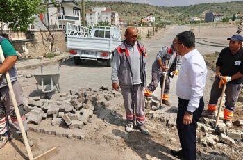 Nevşehir Belediye Başkanı Rasim Arı, Mehmet Akif Ersoy Mahallesi'nde belediye ekiplerince gerçekleştirilen yol bakım ve onarım çalışmalarını inceledi