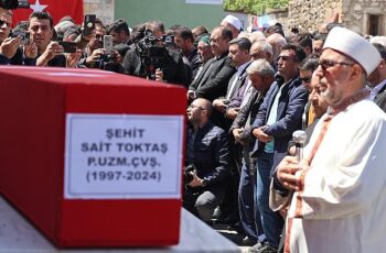 Nevşehir Belediye Başkanı Rasim Arı, Pençe Kilit Harekât Bölgesi'nde görevi esnasında yıldırım düşmesi sonucu şehit olan Piyade Uzman Çavuş Sait Toktaş'ın cenaze törenine katıldı