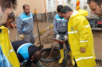 Nevşehir Belediyesi ekipleri, aşırı yağıştan etkilenen mahallelerde temizlik ve onarım çalışmalarını sürdürüyor