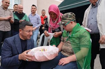 Nevşehir'de down sendromlu Yusuf Tosun için temsili asker eğlencesi düzenlendi. Eğlence programında, gence asker kınasını Belediye Başkanı Rasim Arı yaktı