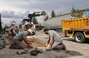 Nevşehir'de son günlerde etkili olan sağanak yağışlar sonrasında hasar gören yol, yaya kaldırımı ve parklarda onarım ve yenileme çalışmaları sürüyor