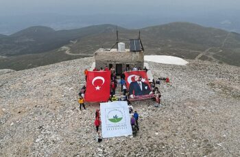 Osmangazili dağcılar 19 Mayıs'ı Uludağ zirvede kutladı